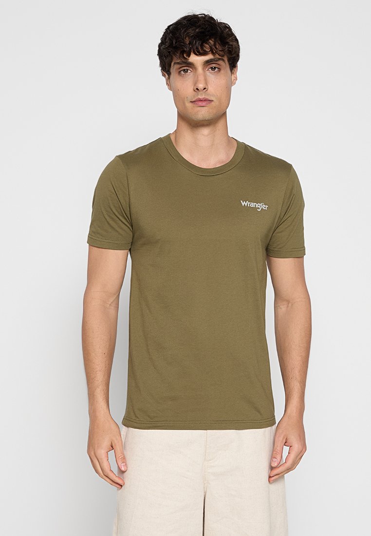 T-shirt a maniche corte di colore verde oliva, realizzato in un tessuto morbido e traspirante. Presenta un piccolo logo bianco "Wrangler" sul lato sinistro del petto.