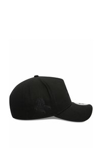 Gorra de béisbol negra con una corona redondeada, que presenta un logo bordado de dos calcetines en el lateral. Hecha de una tela con una textura suave.