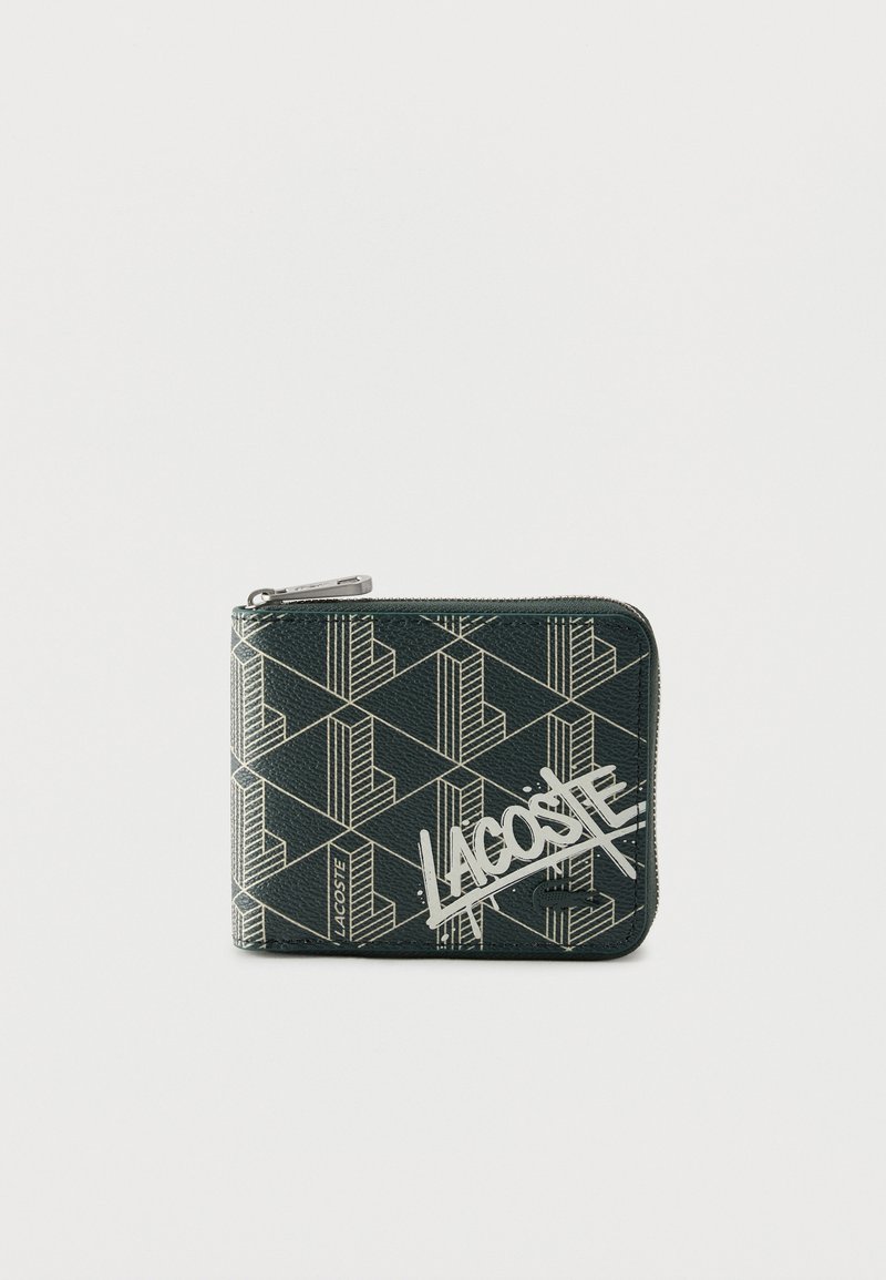 Μαύρο πορτοφόλι με φερμουάρ και γεωμετρικό λευκό μοτίβο "L" και μεγάλο λευκό λογότυπο Lacoste σε στυλ γκράφιτι μπροστά.
