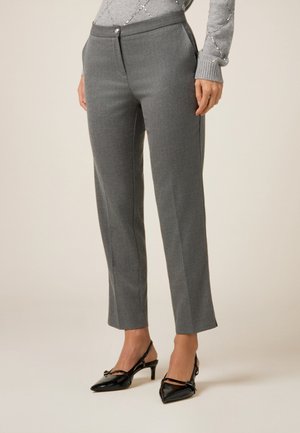 Grå skræddersyede bukser med en glat tekstur, lukning med knap fortil og et strømlinet design, parret med glansfulde sorte spidse slingback hæle.