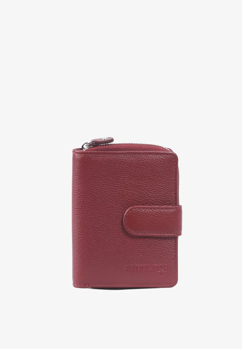 Rood leren portemonnee met een gestructureerde afwerking, voorzien van een ritsluiting en een voorflap met drukknoopsluiting. Subtiele branding aan de voorkant.