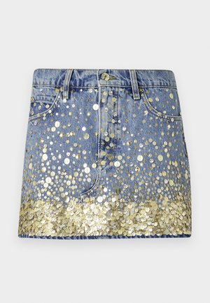 Saia de ganga com uma cor azul desbotada, adornada com lantejoulas douradas na barra, criando um efeito degradê. Design de cinco bolsos com fecho de botão.