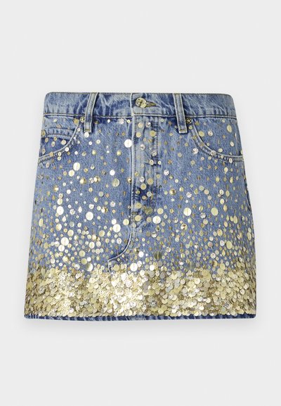 Denimrok in een vervaagd blauwe kleur, versierd met gouden pailletten aan de zoom, wat een gradient effect creëert. Vijfzakken ontwerp met knoopsluiting.
