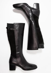 Czarne skórzane i zamszowe botki do kolan na słupku, z bocznym zamkiem błyskawicznym i dekoracyjnym zapięciem na górze.