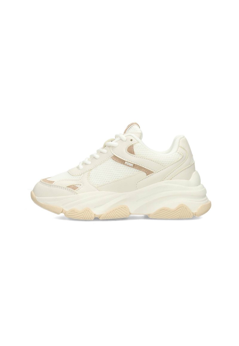 Zapatillas blancas con parte superior de malla texturizada y detalles lisos, con una suela gruesa y robusta y sutiles detalles beige.