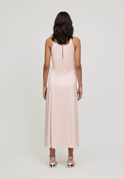 Blush roze mouwloze maxi-jurk met een aansluitend lijfje, een lichte flare aan de zoom en een ritssluiting aan de achterkant. Glad, lichtgewicht materiaal.