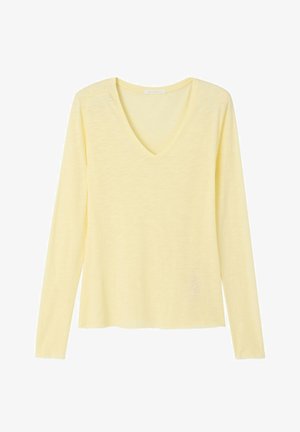 Langærmet, lysegul V-hals letvægtstop med en let tekstureret stof og en afslappet pasform.