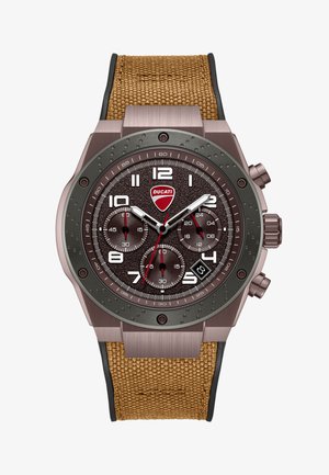 Zegarek chronograf z brązową teksturowaną tarczą, białymi cyframi, czerwoną wskazówką sekundową, trzema subtarczami, okienkiem daty na godzinie 4 oraz beżowym paskiem materiałowym.