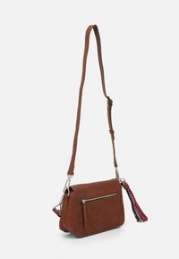 Borsa a tracolla in pelle marrone con tracolla regolabile, tasca frontale con zip e nappina decorativa con accenti multicolore.