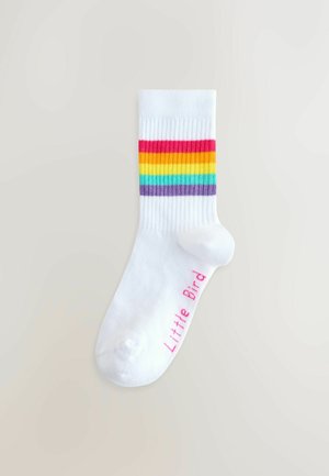 Bijela anklet čarapa s uzorkom duge u crvenoj, narančastoj, žutoj, zelenoj, plavoj i ljubičastoj boji. "Mala ptica" ispisana u ružičastoj boji.