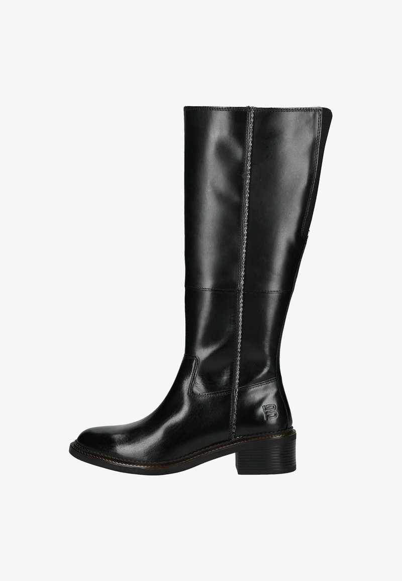 Bota de cuero negro hasta la rodilla con acabado liso, puntera redondeada, costuras cosidas y un tacón bajo en bloque. Presenta un detalle de logo en relieve.