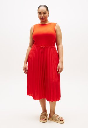 Tommy Hilfiger Curve CURVE PLEATED SLEEVELESS SLIM MIDI DRESS - Vapaa-ajan mekko - fireworks