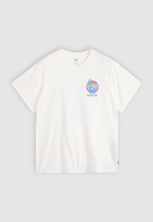 T-shirt en coton blanc à manches courtes, arborant un logo graphique coloré sur la partie gauche de la poitrine. Coupe décontractée, col rond et texture douce.