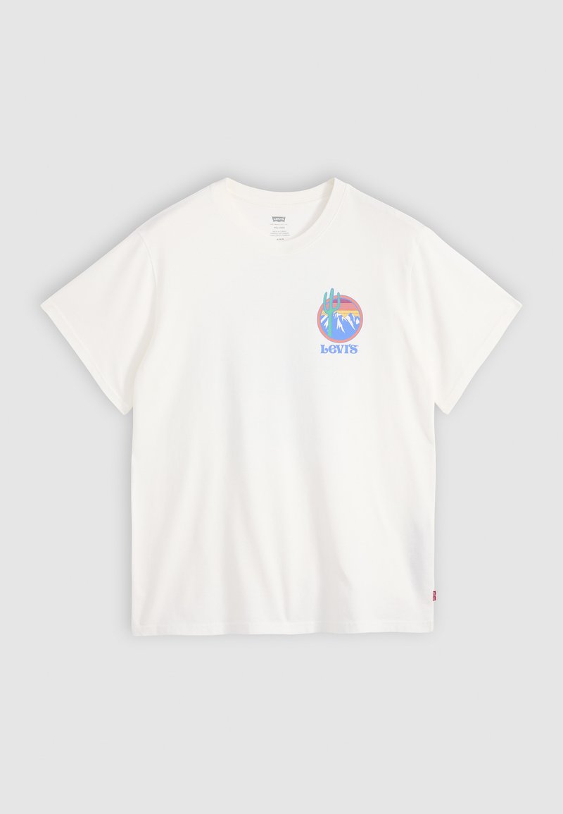 Camiseta de algodón blanca de manga corta, con un colorido logo gráfico en el área del pecho izquierdo. Ajuste relajado, escote redondo y textura suave.
