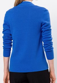 Cárdigan de punto azul con escote redondo, mangas largas, puños acanalados y dobladillo recto. La textura de la tela parece suave y lisa.