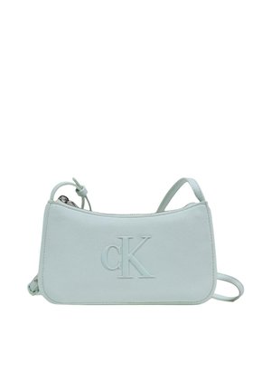 Světlomodrá obdélníková kabelka přes rameno s vystouplým logem "cK" a nastavitelným popruhem, minimalistický design.
