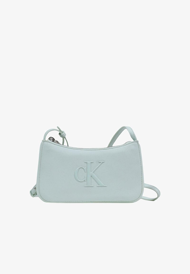 Sac d'épaule rectangulaire bleu clair avec logo "cK" en relief et bandoulière réglable, design minimaliste.