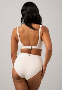 Vitt sömlöst bikiniset med en bekväm bralette med justerbara band och högmidjade bottnar. Mjuk textur, minimalistisk design.