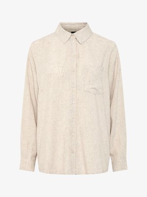 Langærmet beige skjorte med knapper, spids krave og brystlomme, lavet af en struktureret, letvævet stof.