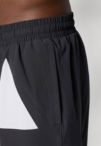 Under Armour ZONE SHORT  - Kurze Sporthose - black/white
