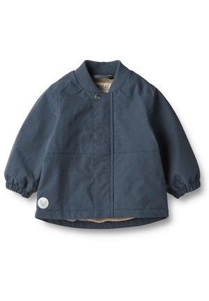 Veste bleu marine avec un col côtelé, des poignets élastiques et une fermeture à boutons-pression. Elle dispose d'une doublure intérieure douce et d'un patch circulaire de la marque sur le bas devant.