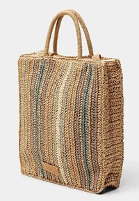 Wiklinowa torba na ramię z dwoma uchwytami, z naprzemiennymi pasami w kolorach beżowym, brązowym i niebieskim. Teksturowana powierzchnia z prostokątną ozdobną metką.