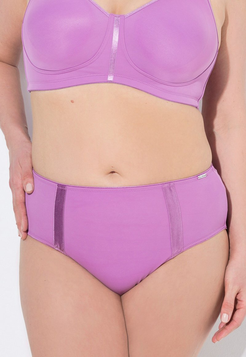 Lichtpaarse lingerie set met een gladde stof, met glanzende accenten en paneel details op de beha en de hoge taille onderbroeken.