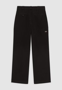 Sorte bukser med lige ben, bæltestropper, to baglommer og en lynlåslomme i siden med et lille logo.