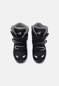 Μαύρες μπότες μέχρι τον αστράγαλο με βέλκρο λουριά, κατασκευασμένες από υφάσματα και συνθετικά υλικά, με επένδυση από γκρι μαλακό υλικό, που διαθέτουν λευκές λεπτομέρειες και ανθεκτική σόλα.