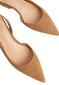 Ballerine in suede color tan con punta affusolata e un design con ritagli ai lati, dotate di una soletta in pelle liscia. Stile minimalista, senza hardware visibile.