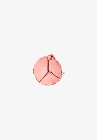Polvo compacto de color rosa en forma circular con una textura suave, que muestra un ligero brillo y tres secciones segmentadas.