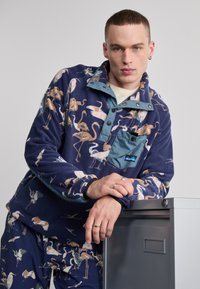 KAVU TEANNAWAY - Felpa in pile - blue/multi colour