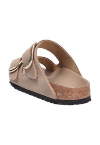 Beige ruskinds slide-sandal med en korkfodbed, rund tå, dobbelte stropper og guldfarvede detaljer. Struktureret ydersål for godt greb.