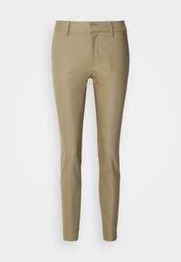 Pantalon beige ajusté avec passants pour ceinture et fermeture éclair à l'avant, présenté sur un fond blanc uni.