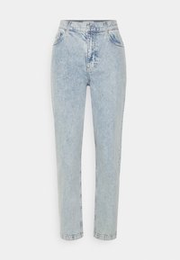 Jeans de denim azul claro con corte recto, cintura alta, cinco bolsillos y un sutil efecto de desgaste. Detalle de costura clásica.