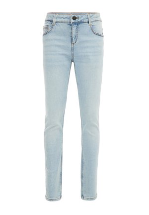 Lyseblå slim fit-jeans med forreste knap og lynlås, bæltestropper samt foran- og baglommer på hvid baggrund.