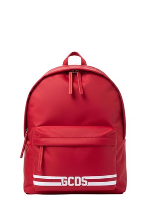Zaino rosso con tasca anteriore con cerniera, manico superiore, doppia cerniera e logo bianco "GCDS" con due strisce orizzontali sulla tasca.