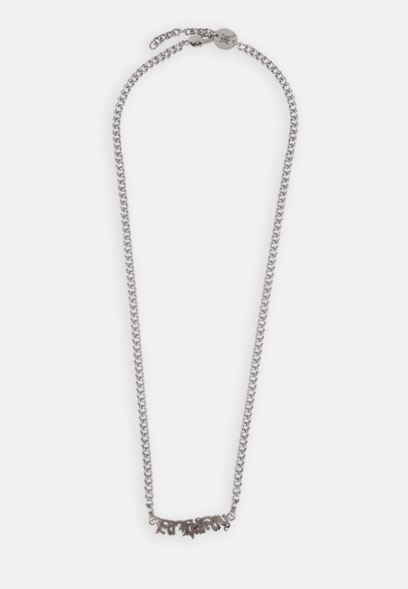 Colar de metal com corrente em tom prateado, apresentando um pendente decorativo com letras intrincadas. Comprimento ajustável com fecho.