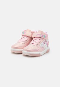 Roze hoge sneakers van synthetisch materiaal, met een eenhoornafbeelding, klittenbandsluiting en een witte rubberen zool.