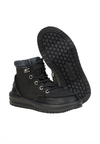 Botas negras hasta el tobillo hechas de cuero sintético con un acabado texturizado, punta redonda, diseño con cordones y suela de goma con patrón de panal.