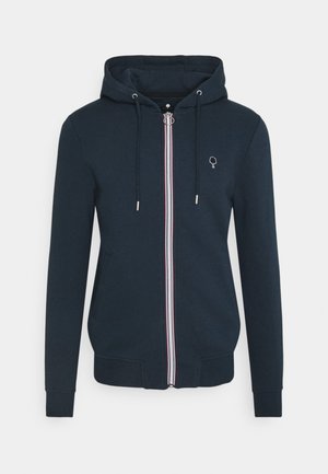 Felpa zip con cappuccio di colore blu navy, dotata di tasca frontale e coulisse. Presenta strisce di accento bianche, rosse e blu lungo la zip. Ha un piccolo logo sul petto.