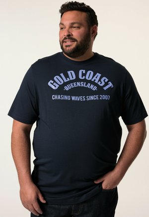 Námorní tričko vyrobené z bavlny s krátkými rukávy, se vzorem, který zahrnuje "GOLD COAST," "Queensland" a "Chasing Waves Since 2007."