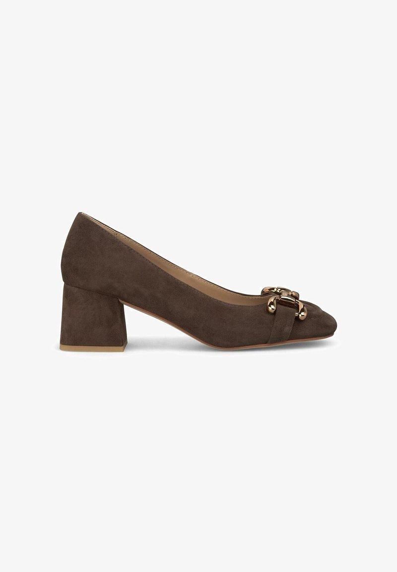 Escarpin en daim marron à petit talon carré avec détail de chaîne dorée sur le bout arrondi sur fond blanc.