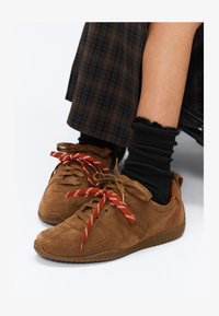 Sélectionné, dark tan