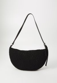 Borsa nera intrecciata con forma semicircolare, caratterizzata da una finitura in crochet testurizzato e da una tracolla in pelle sottile e regolabile.