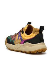 Baskets multicolores avec un mélange de tissus comprenant du jaune, du vert, du violet et du noir. Présentent une semelle épaisse et des lacets ajustables.