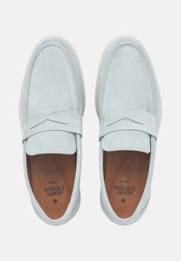 Lichtblauwe suède instappers met witte stiksels en een decoratieve band. Leren binnenzolen met zichtbare merknaam. Rubberen buitenzolen voor grip.