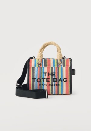Mehrfarbige gestreifte Tragetasche mit Seilgriffen, verstellbarem schwarzem Schultergurt und der Aufschrift "THE TOTE BAG Marc Jacobs" auf der Vorderseite.