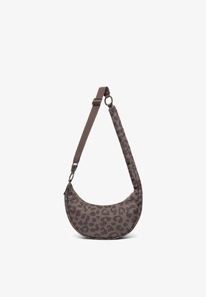 Bolso bandolera gris oscuro en forma de media luna con correa ajustable y sutil estampado de leopardo negro.