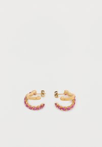 Χρυσά σκουλαρίκια κρίκοι με στρογγυλεμένο σχήμα, διακοσμημένα με ροζ πέτρες και υφή στην επιφάνεια, στερεωμένα με καρφίτσα και πίσω κούμπωμα.